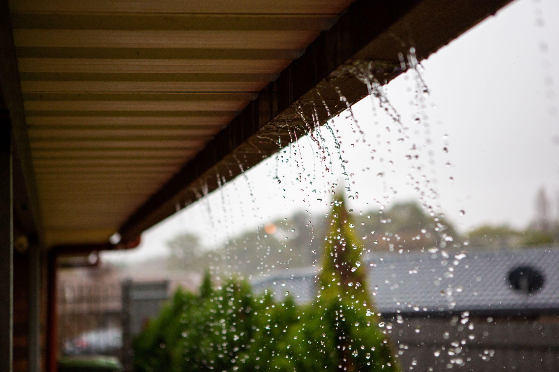 Regenwasser fließt von Dachrinne