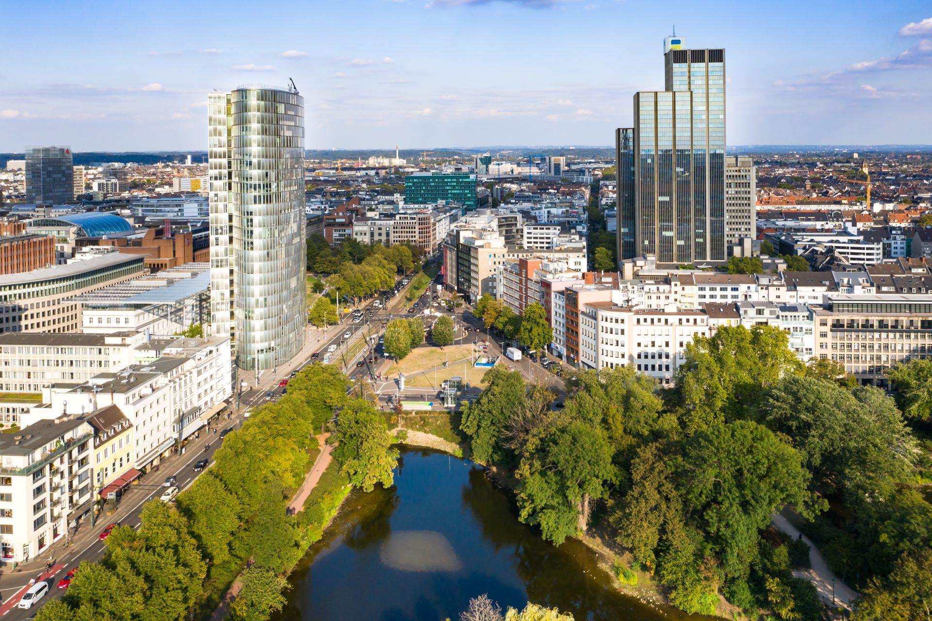 Skyline von Düsseldorf mit Grünanlagen